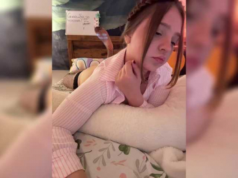 LittleDelora bongacams stream image