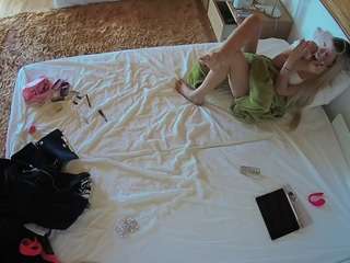 voyeurcam-julmodels-whitebed-3 camsoda stream image