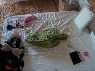 voyeurcam-julmodels-whitebed-3 camsoda stream image