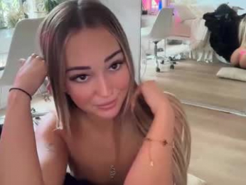 luvlivvyy chaturbate stream image