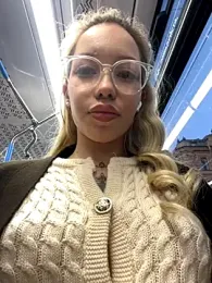 babydolll stripchat stream image