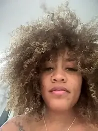 riri_brunnete stripchat stream image