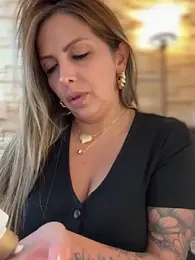 _Abril-Office1 stripchat stream image