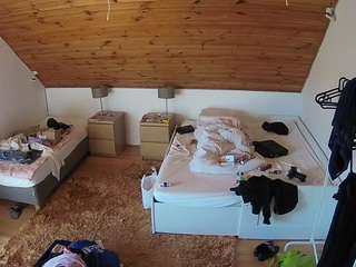 voyeurcam-julmodels-whitebed-2 camsoda stream image