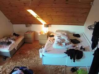 voyeurcam-julmodels-whitebed-2 camsoda stream image
