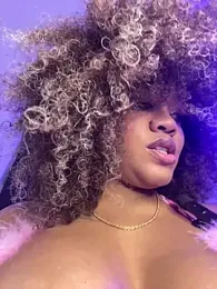 riri_brunnete stripchat stream image