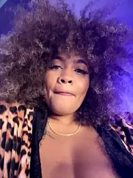 riri_brunnete stripchat stream image