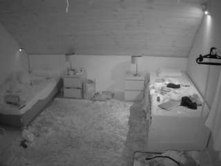 voyeurcam-julmodels-whitebed-2 camsoda stream image