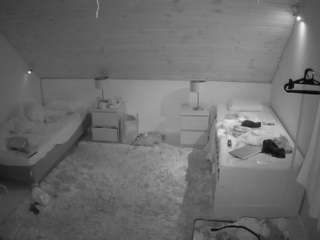 voyeurcam-julmodels-whitebed-2 camsoda stream image