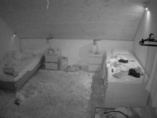 voyeurcam-julmodels-whitebed-2 camsoda stream image