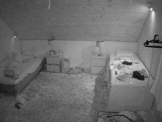 voyeurcam-julmodels-whitebed-2 camsoda stream image