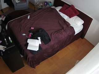 voyeurcam-julmodels-whitebed-2 camsoda stream image