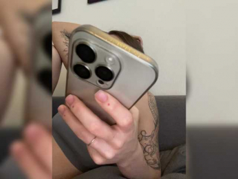 IRAONIC bongacams stream image